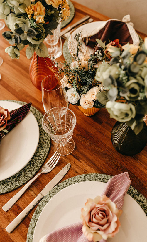 Elegancia en Bodas de Otoño: Ideas y Orientación de Etiqueta de Peerless Etiquette