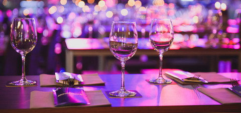 Horeca & Retail Food Solutions va pune la dispozitie o gama variata de pahare, halbe si carafe fabricate din sticla de inalta calitate. Gama de produse include: pahare pentru servirea vinului (rosu sau alb), servirea bauturilor spirtoase (whiskey, cognac, tuica, palinca etc), pahare de shot, pahare de cocktail, pahare de gin, halbe si pahare pentru bere, carafe. Pentru a gasi mai rapid produsul dorit, va rugam sa folositi filtrele: "Serie pahare" sau "Tip pahar"