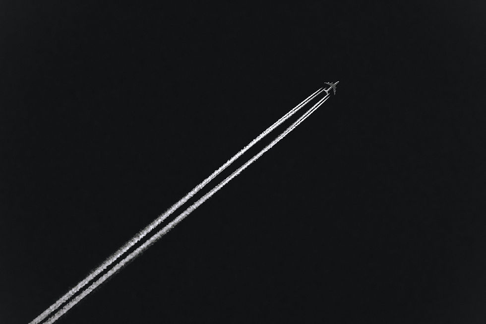 Avión alto en el cielo con una estela, representando el compromiso de Air52 con la excelencia en la aviación.