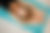 Homme barbu en position de savasana relaxation atelier kundalini a la maison zen lumineux