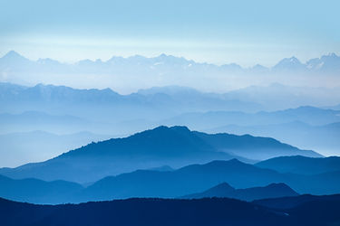 Berge in blauem Nebel