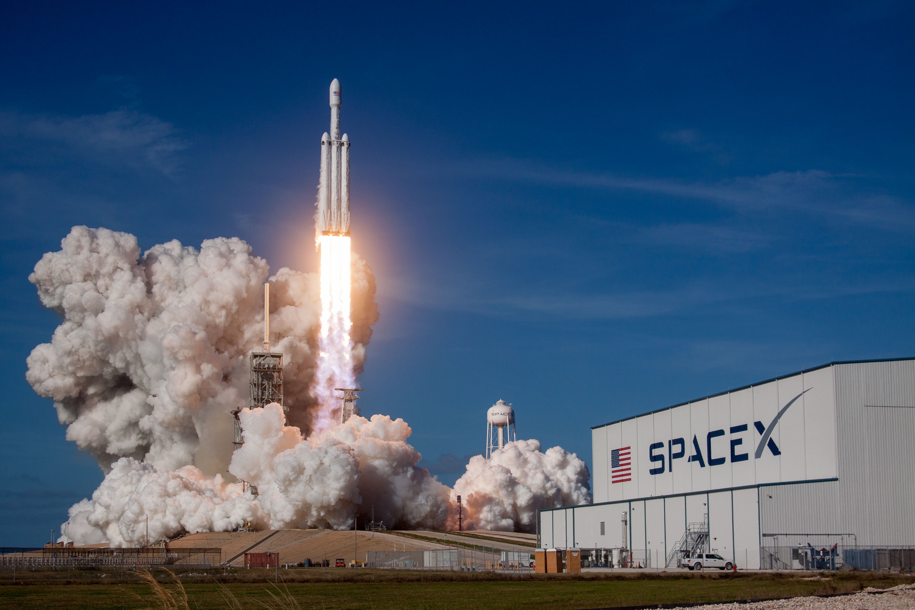 Debate sobre logros de SpaceX frente a NASA