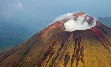 Vulcano del Nicaragua con cratere fumante visto dall’alto in un paesaggio naturale spettacolare