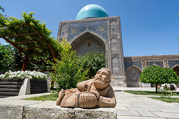 sculpture ouzbeke devant un mausolé, ouzbékistan