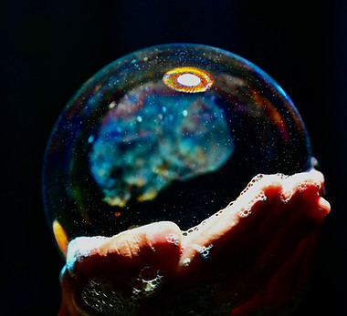 Seifenblase auf einer Hand