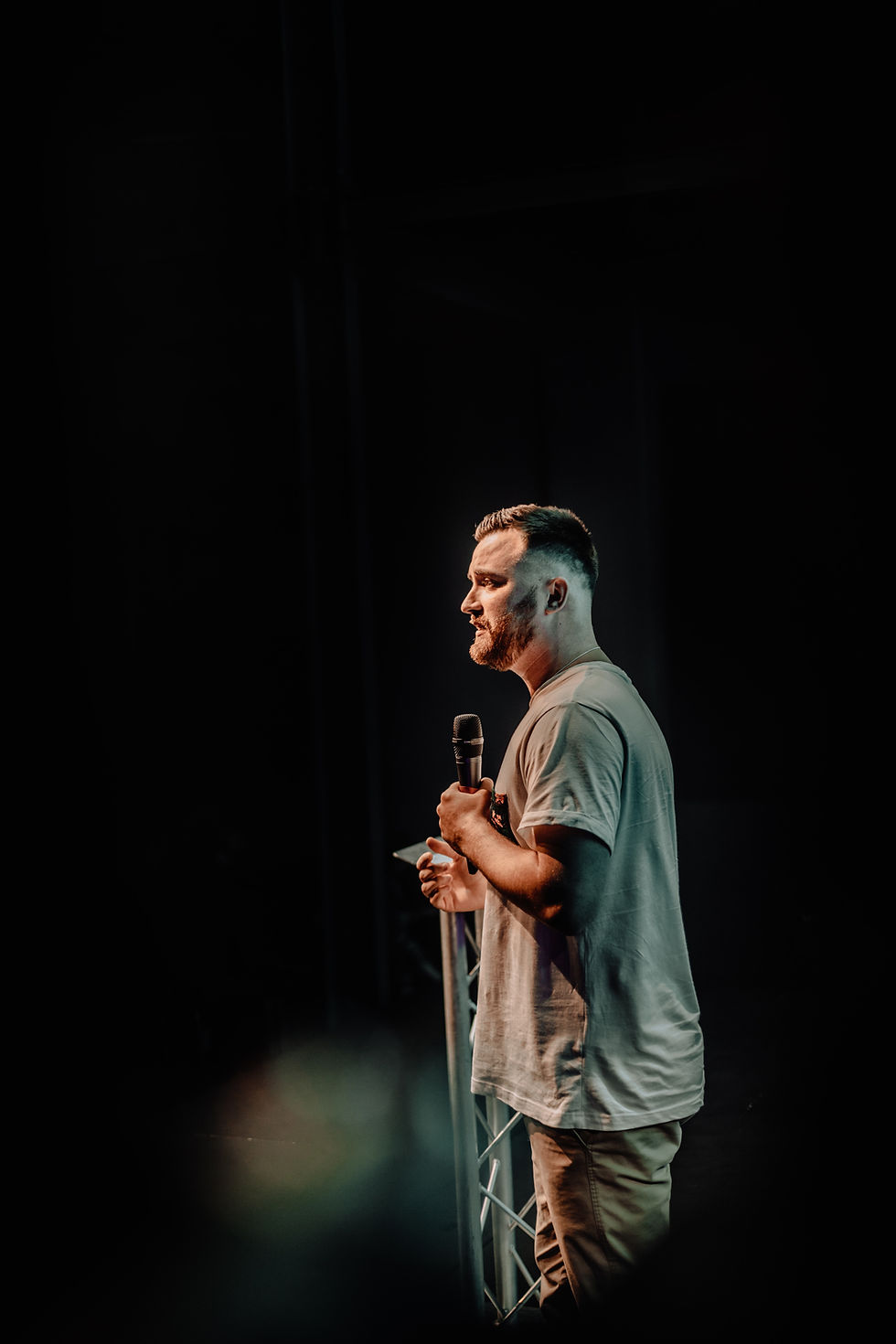 Ragazzo con microfono che canta