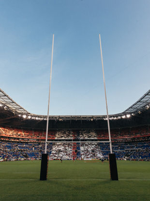 Bienvenue en terres d’Ovalie. Ici, le rugby se lit autant qu’il se vit : mêlées serrées, jeu d’ouverture, en-avants et troisième mi-temps composent un langage à part entière, fait de codes, de rites et de passions. Ce monde singulier s’ouvre à vous — et ne devrait bientôt plus avoir de secrets.