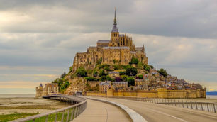 Patrimônio Mundial da Unesco, muito mais do que um dos cartões-postais mais famosos da França, o Monte Saint-Michel é um lugar onde história, arquitetura e natureza se encontram de forma única. Construído sobre uma ilha rochosa e coroado por uma magnífica abadia medieval, o local já foi centro de peregrinação, fortaleza militar e até prisão ao longo dos séculos. Suas torres góticas, muralhas imponentes e ruas estreitas fazem parte de um cenário tão impressionante que parece saído de um conto de fadas.  Para descobrir mais dicas de viagem sobre esse lugar incrível, acesse : https://www.cliktrip.com.br/post/mont-saint-michel-o-lugar-mais-mágico-da-frança