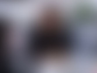 Två kvinnor sitter vid ett bord och spelar in podcast