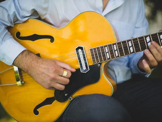Comment un groupe de jazz peut-il sublimer votre cocktail de mariage à Paris ?