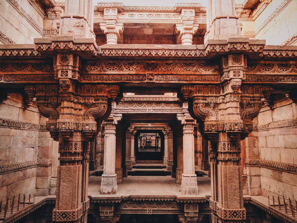 Interno di un pozzo a gradini in Gujarat con colonne scolpite e architettura tradizionale indiana