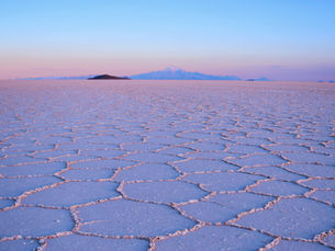 salar d’Uyuni avec les montagnes et le ciel bleu en toile de fond