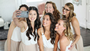 Gelin damat ve bekarlığa veda hamamı gelenekleri, sadece eğlence değil, aynı zamanda kültürel bir mirasın parçasıdır. Bu gelenekler, kökleri derinlerde yatan ritüellerin modern yorumlarıyla birlikte, özellikle genç çiftler için özel anılar yaratır. Hamamda geçirilen zaman, gelecekteki evlilik hayaline neşeli bir başlangıç sunar.