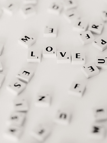 lettres de scrabble blanche - mot "love" - écrivain public -Image de Gaelle Marcel
