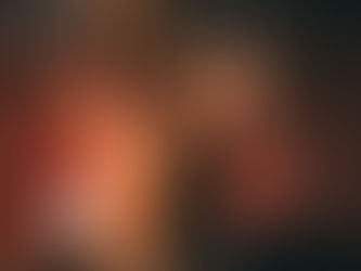 Flüssigkeit spritzt aus einem Glas heraus