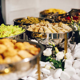 Eine gelungene Party ist mehr als gute Musik und fröhliche Gäste – sie lebt von besonderen Momenten, und dazu gehört auch ein erstklassiger Partyservice. In Düsseldorf erwarten Sie Anbieter, die Ihre Feier zu einem echten Erlebnis machen. Mit kreativen Ideen, exquisiten Speisen und einem Rundum-Service sorgen die Profis dafür, dass Sie sich um nichts kümmern müssen – außer, den Moment zu genießen.