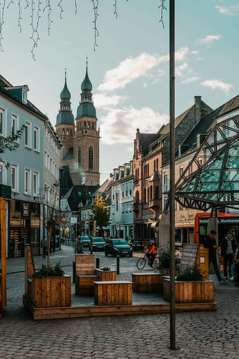 Altstadtansicht von Speyer mit Kirche im zentralen Hintergrund