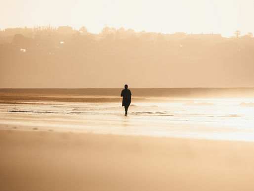 personne contemplant l’horizon symbolisant une transformation intérieure