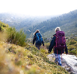 wanderer-im-gebirge-outdoor
