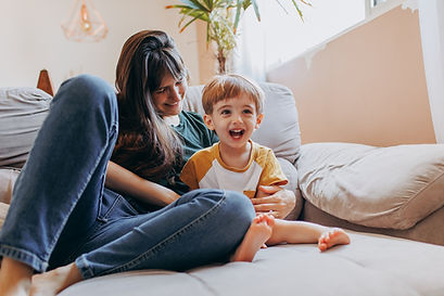 Preschool child who stutters with mother in stuttering therapy