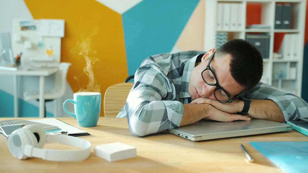 une homme qui dort sur son bureau