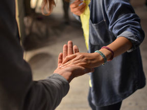 How to find a service agency for volunteering
