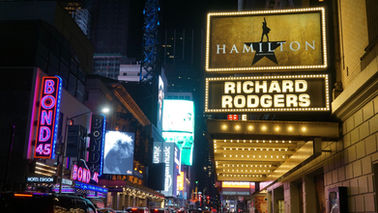Algunos teatros de Broadway reabrirán a partir de abril.