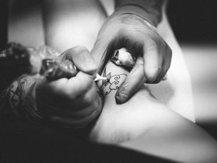 Transformando a Tatuagem: A Sedação Chega aos Estúdios
