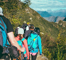 Wanderer wandern auf Pfad mit Rucksäcken und Vagabundo Ihr Outdoor Experte und Berge.