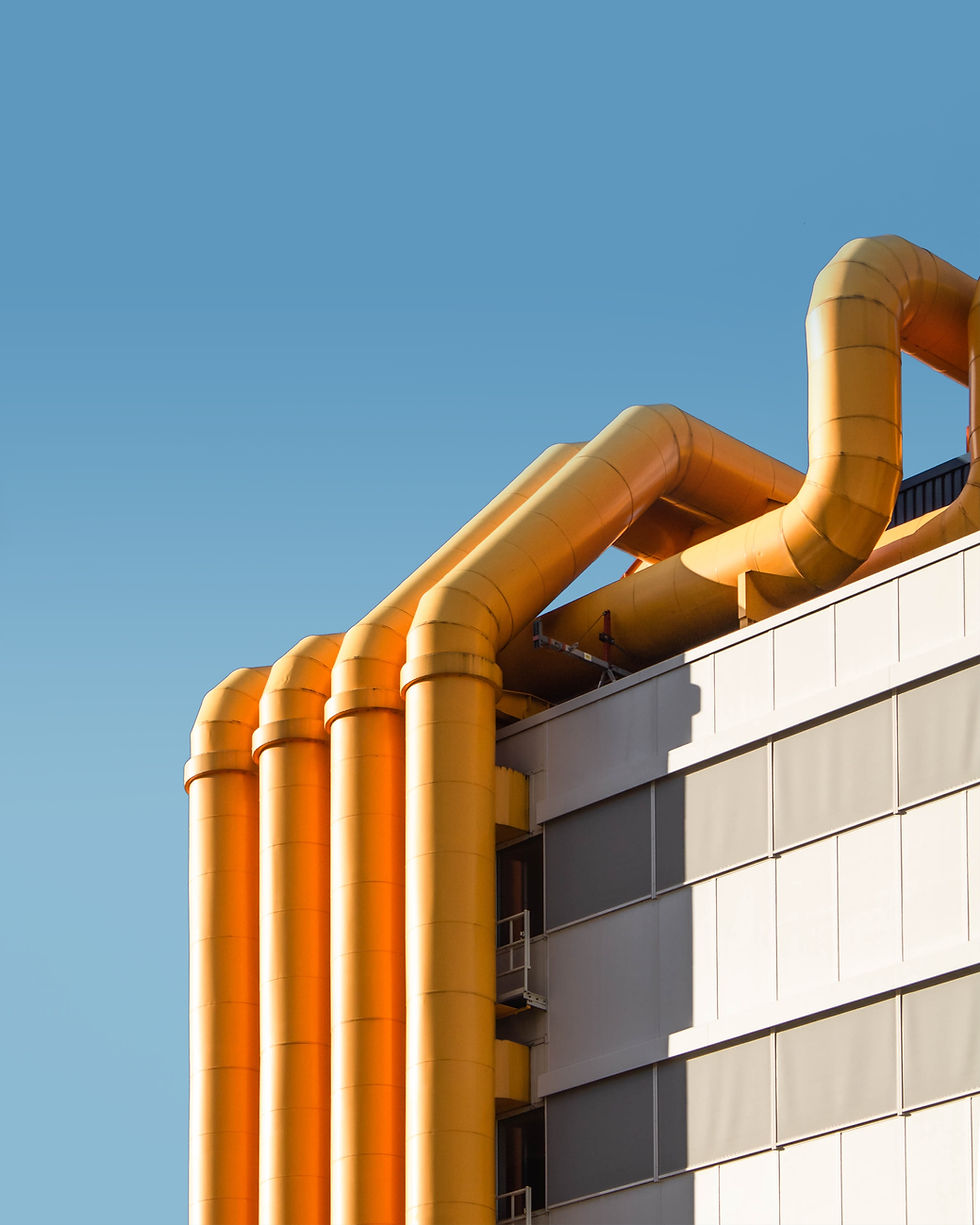 Une usine avec des tuyaux jaune