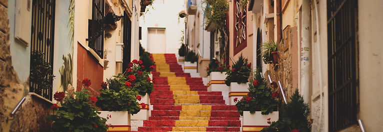 Viaggia in Spagna per esplorare la sua diversità culturale e paesaggistica, dalle città storiche alle isole soleggiate, godendo di una cucina famosa in tutto il mondo e di una vivace vita culturale.