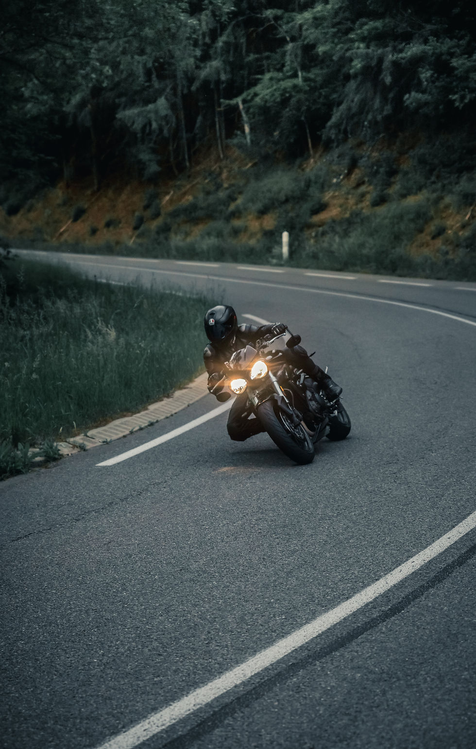 Moto Triumph penchée dans un virage.