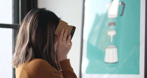 donna che prova la realtà virtuale con cardboard