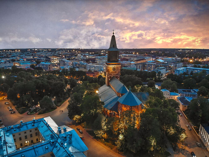 Turun tuomiokirkko ja Turku valoisana syysiltana.  