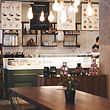 cafe avec atmoshpere chaleureuse