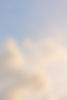 Ciel avec des nuages orangés et bleu clair en fond, symbolisant les témoignages positifs des clients