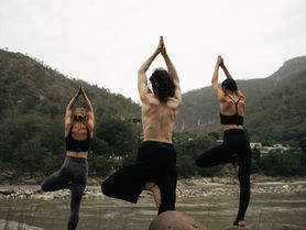 Yoga e retiros espirituais em Rishikesh e além: o boom do turismo de bem‑estar