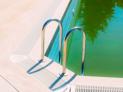 Piscine avec une eau verte