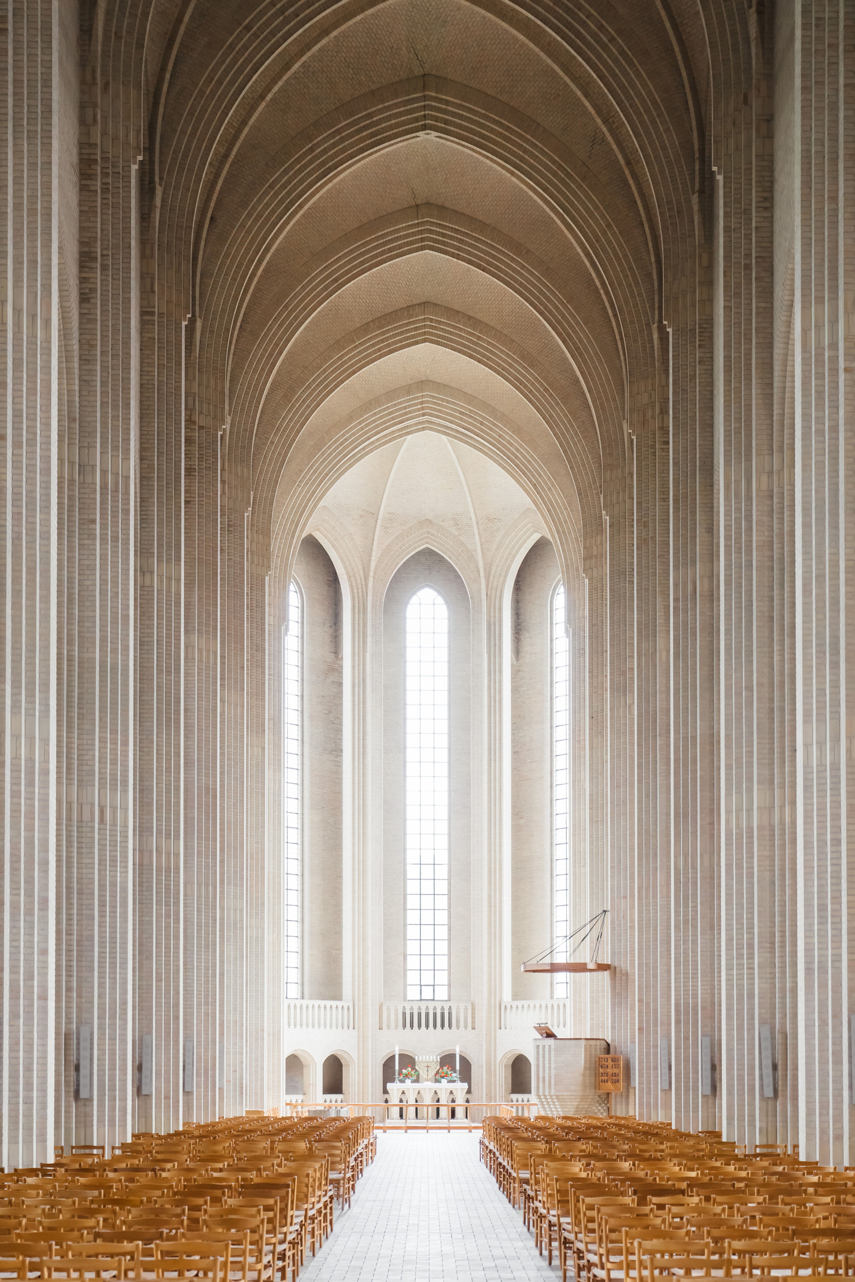 Chapelle de Baume-les-Messieurs : Une vue pittoresque de cette chapelle historique, entourée par les majestueuses falaises jurassiennes.