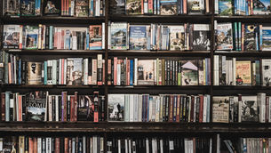 Boekenkast in een bibliotheek