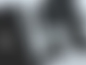 Masanın üzerinde bilgisayar, defter,saat, kalem, kulaklık, powerbank ve telefon