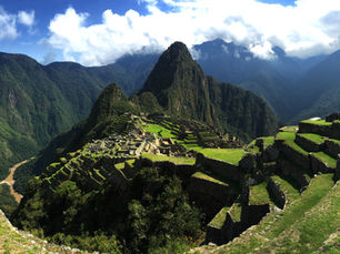 Vista panorâmica de Machu Picchu nas montanhas andinas, um dos destinos icónicos dos roteiros MyNTravel no Peru