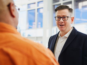 8 Simple Steps for Closing Deals: A Guide for Salespeople