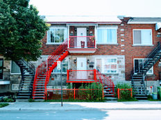 Plex montréalais en brique avec escaliers extérieurs