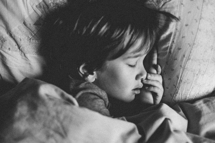 Kind schläft süß schwarz und weiß - Foto von Annie Spratt