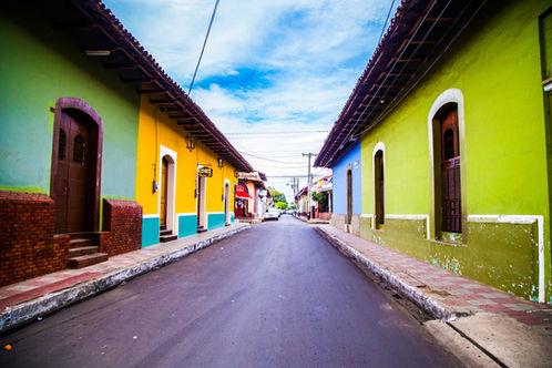 Strada del centro storico di Granada in Nicaragua con case coloniali colorate ai lati