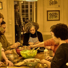 How to Survive Difficult Family Gatherings During the Holidays: 9 Therapist-Approved Tips to Stay Calm and Protected