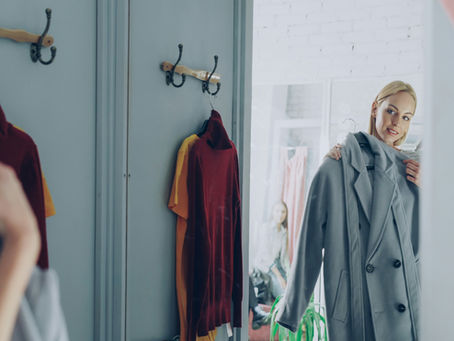 Une femme se regardant dans le miroir avec bienveillance