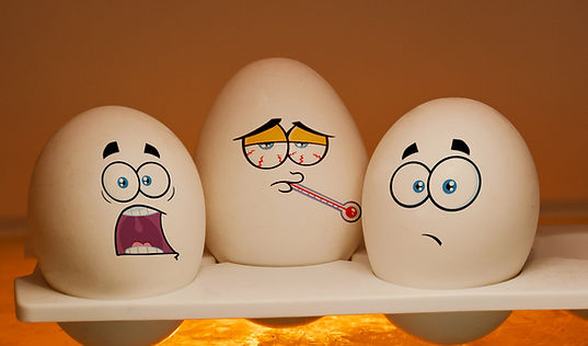 Eier mit Gesichter aufgezeichnet by Karan Mandre