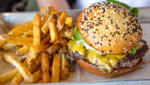 Uber Eats ou Deliveroo ? Quel est le meilleur service de livraison de repas ? On a comparé.